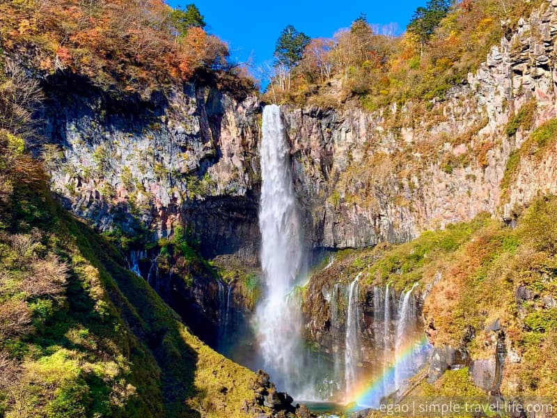 青空の下で虹がかかった圧巻の迫力の華厳の滝