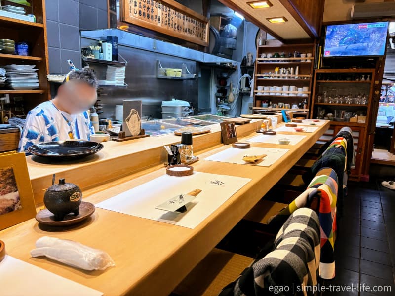 笹すしの大将とカウンター席の様子