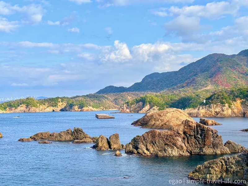 「出雲松島」と呼ばれ、日本海の荒波が白く砕ける風景は圧巻でサンセットの絶景が有名