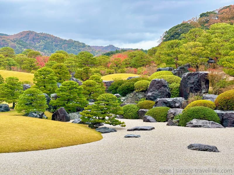 借景の自然の山々との調和が美しい庭園の様子