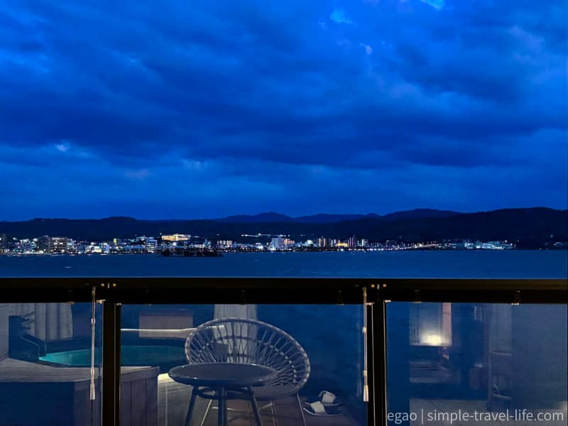 部屋のベランダから眺める夕暮れ後の宍道湖