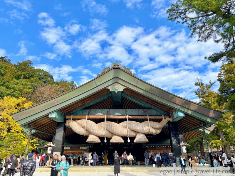 神楽殿の正面には日本最大級の大注連縄