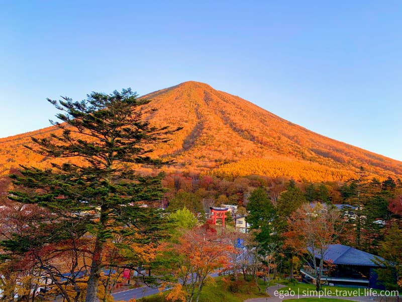 客室から望む、朝日に赤く染まる男体山