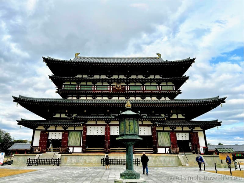 奈良市西ノ京にある世界遺産 薬師寺の金堂 薬師三尊像 国宝