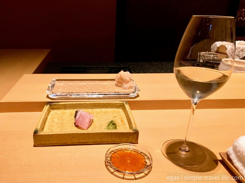 カウンター席でいただく日本酒と鮮魚の一品
