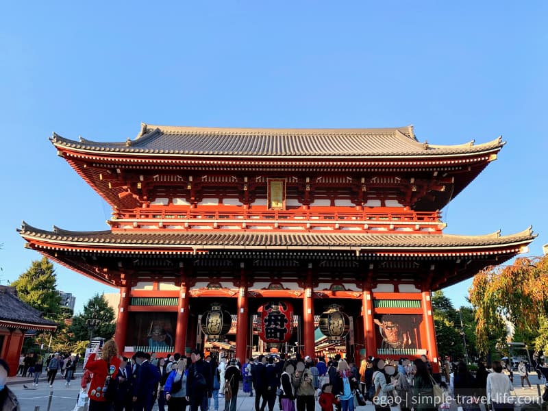 青空の下観光客で賑わう、日本で最も古い寺の一つ浅草寺