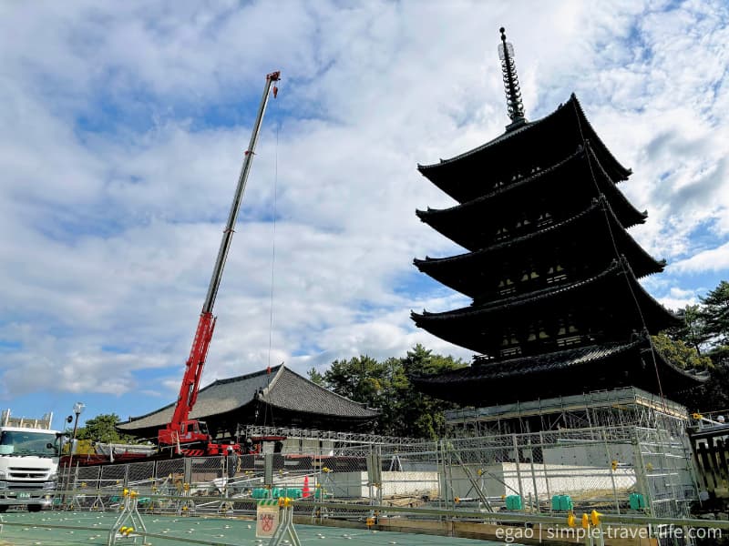 奈良市の世界遺産 興福寺 五重塔。2024年時点は大規模改修工事中でクレーンが入り修復作業が行われている様子