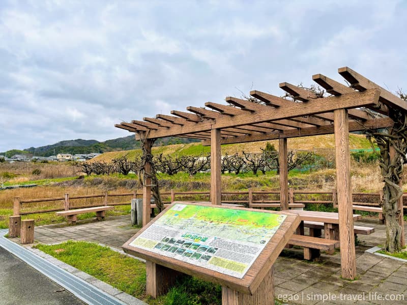 山の辺の道にある木製パーゴラとベンチが設置された休憩所
