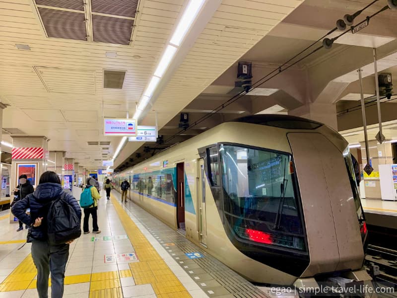 東武浅草駅から日光へ向かう特急リバティけごん