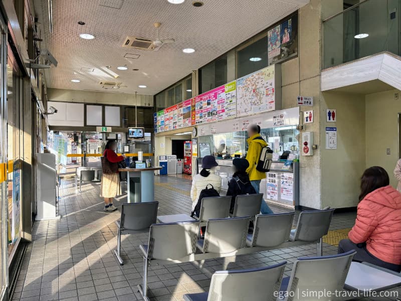 鳥取駅前のバスターミナル内の様子