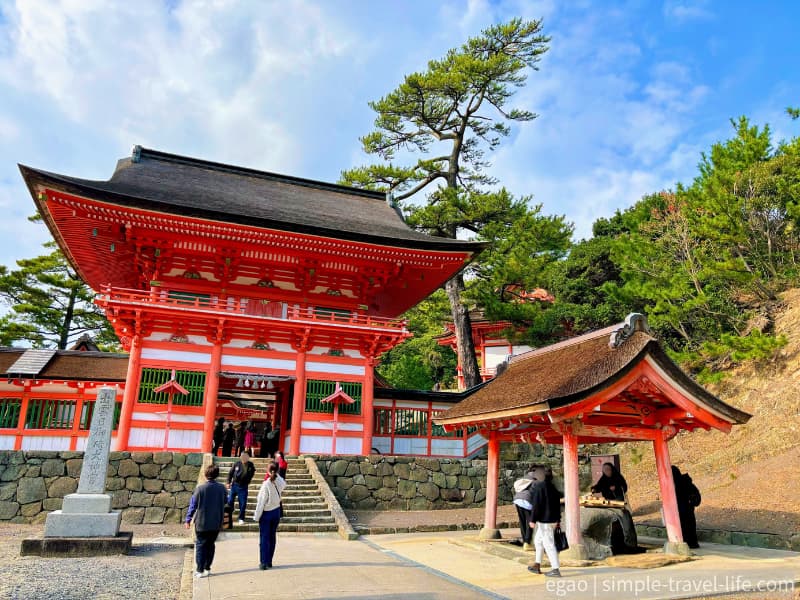 鮮やかな日御碕神社の楼門