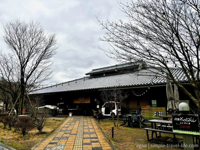 山の辺の道の途中にある天理市トレイルセンターの建物外観