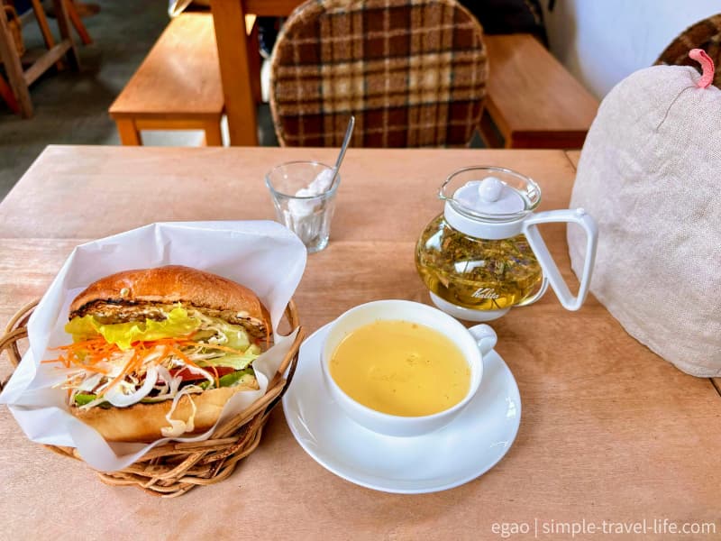 奈良市の人気パン屋ミアズブレッド本店のランチ。ボリュームたっぷりのベーグルサンドとハーブティーのセットは女子旅や週末旅行で人気
