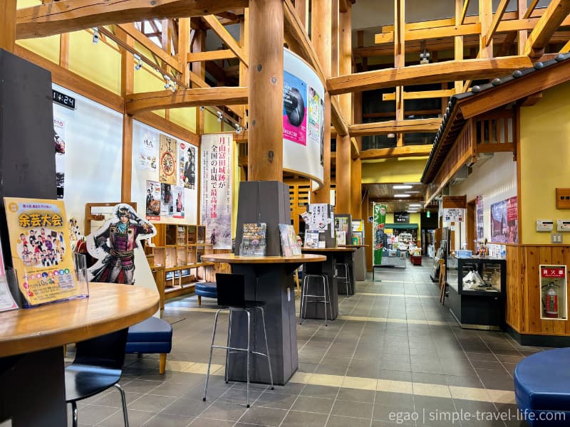 観光案内所やベンチもたくさんある安来駅の駅舎内部