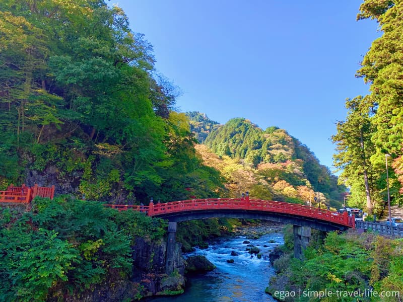 木々の緑と空の青とのコントラストが美しい神橋