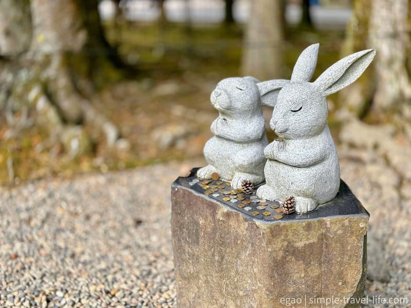 古事記に記された「因幡の素兎」にちなんで、おおくのウサギの石像がある境内