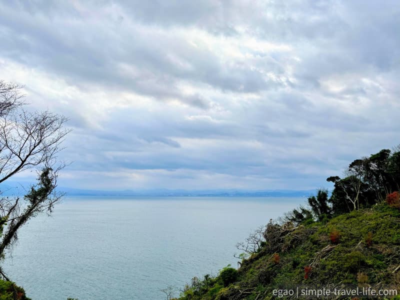 駐車場から美保関灯台に向かう断崖絶壁と日本海