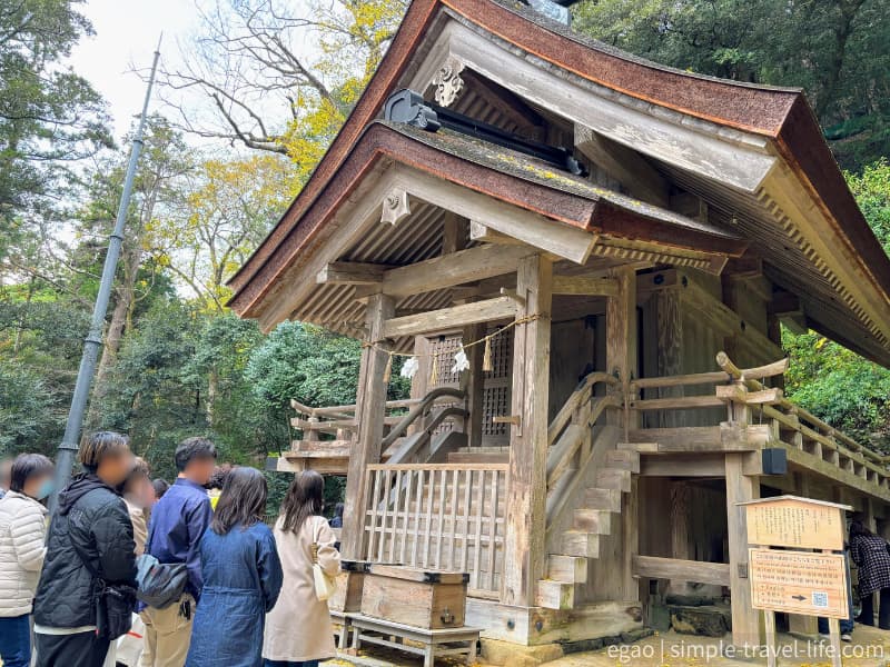 御砂をいただく素鵞社（そがのやしろ）に参拝する人々の様子