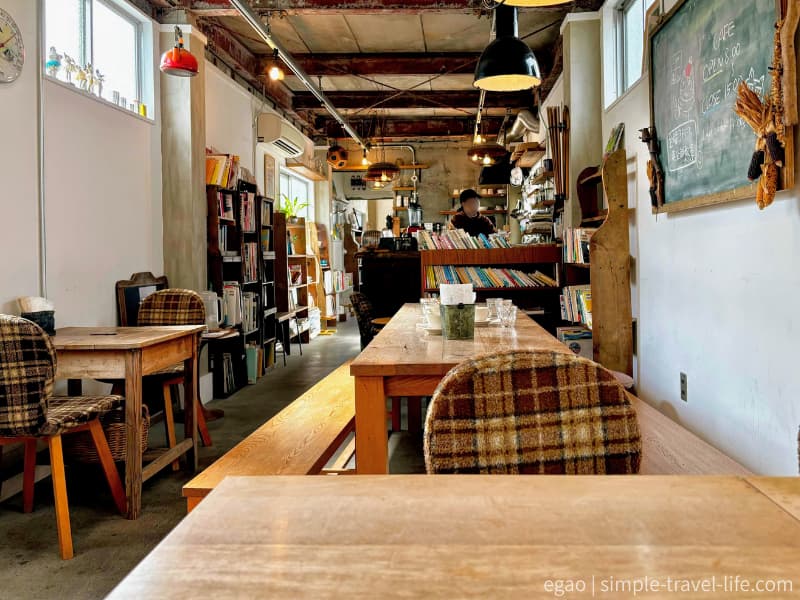奈良市の人気パン屋ミアズブレッド本店の店内。木の温もりあるインテリアと落ち着いた雰囲気で、女子旅や週末ランチにおすすめのカフェ空間