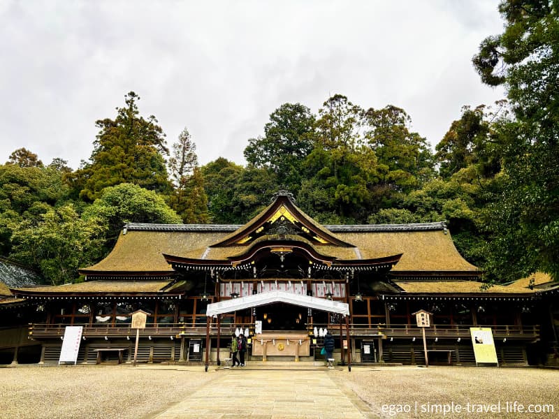 奈良の山の辺の道にある大神神社の拝殿。パワースポットとして有名な神社
