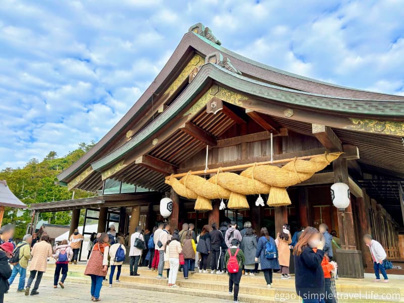 多くの人が手を合わせる出雲大社拝殿