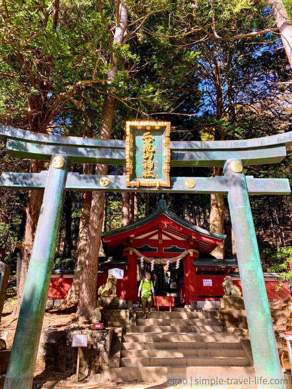 御神体山である男体山山頂にある奥宮へ登拝する為の入口である登拝門