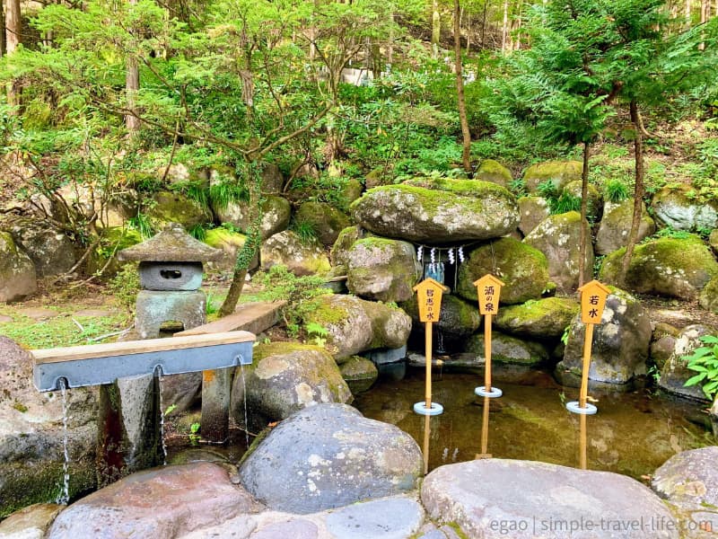 恒霊山の洞窟から湧く「薬師の霊泉」と、滝尾神社境内に湧く「酒の泉」の水脈が合わさった霊泉