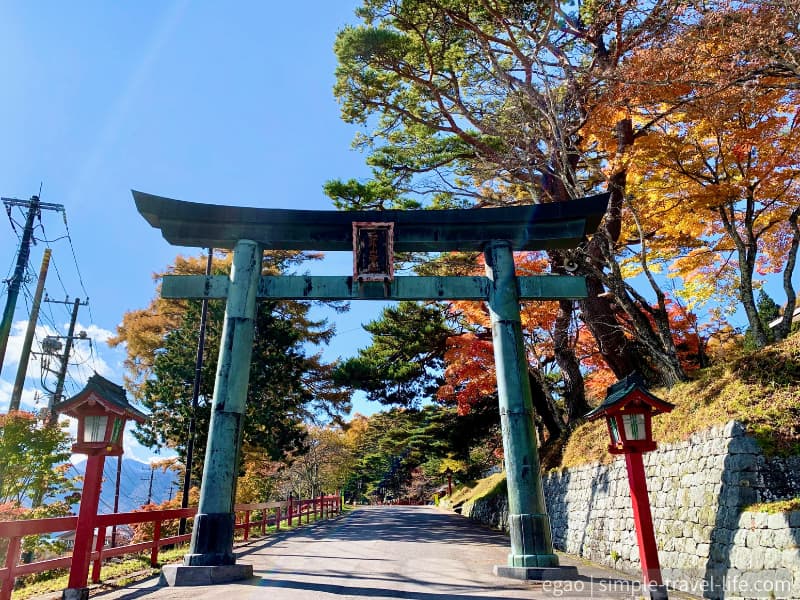 色づいた木々が鮮やかな二荒山神社中宮祠への参道