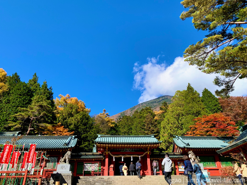 男体山の山頂にある二荒山神社奥宮と、日光市内にある二荒山本社の中間にある中宮祠