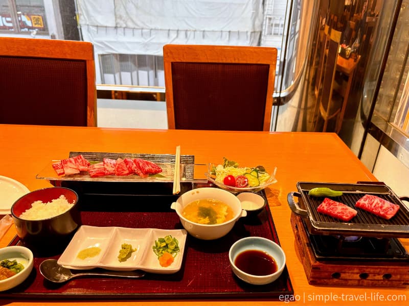 ご飯や小鉢が付いた奈良グルメ人気メニュー、月日亭の鉄板焼御膳