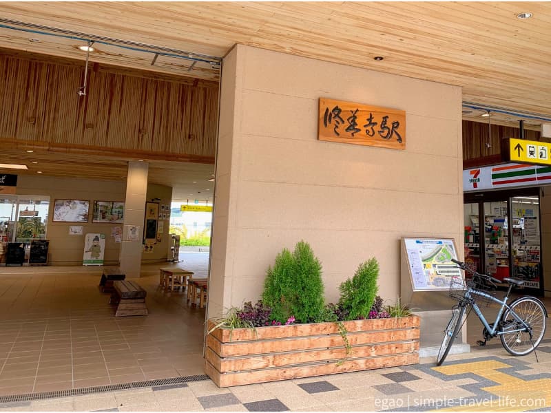 観光案内所、お土産屋産、レストラン、コンビニなどが揃った修善寺駅の駅舎