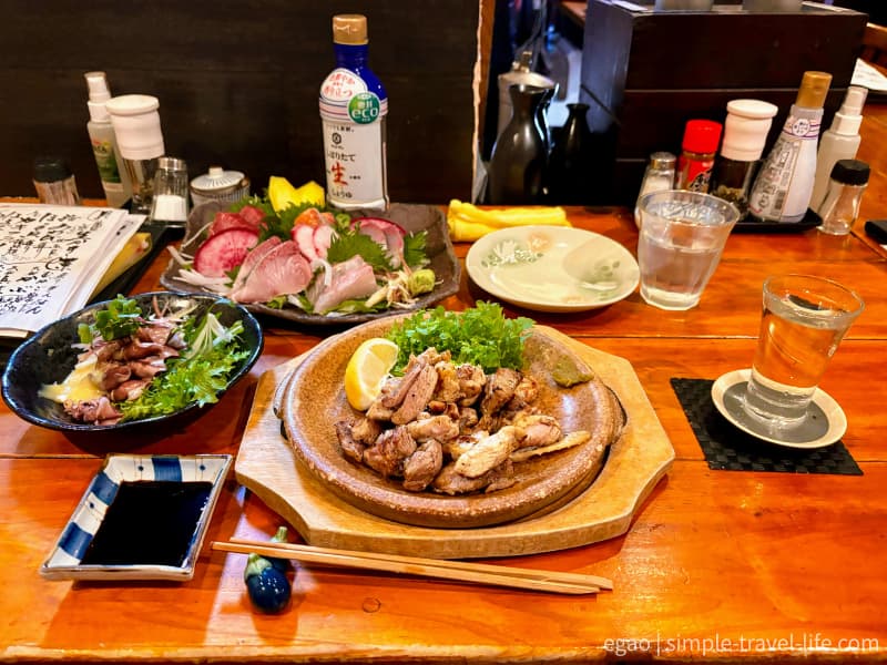 奈良の居酒屋じゅん平で味わう地元グルメと日本酒のディナー、鶏の炭火焼きと刺身盛り合わせ