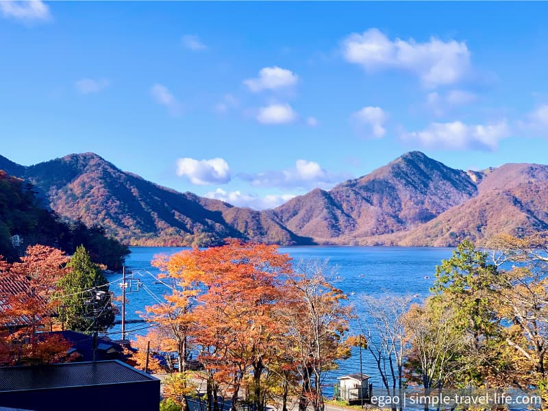 朝の客室から眺める中禅寺湖
