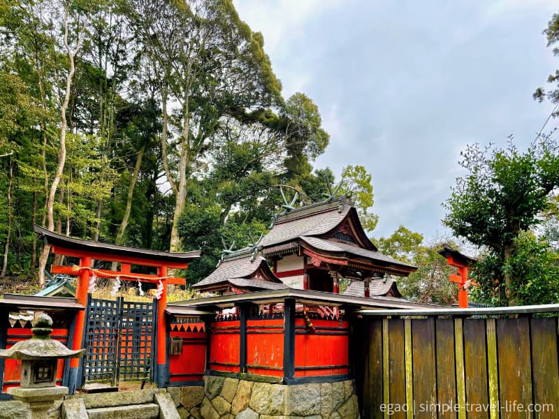 山の辺の道にある夜都伎神社の鳥居と社殿の様子