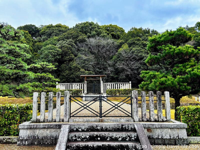 山の辺の道沿いにある景行天皇陵の静かな古墳の風景