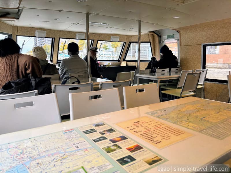 宍道湖観光遊覧船はくちょうの船内の様子