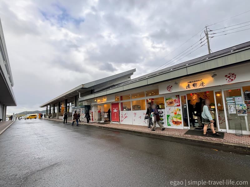 島根の名産品が揃ったお土産店がたくさん並ぶ美術館前