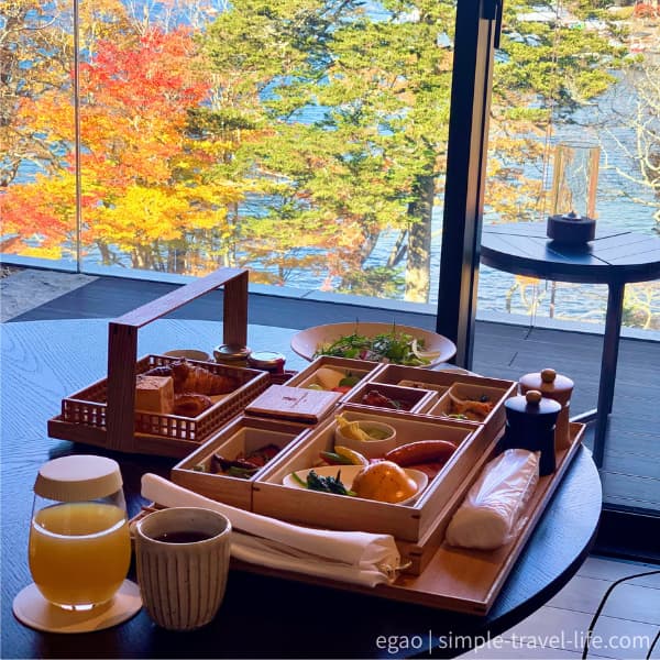 色づく木々を眺めていただくインルームダイニングの洋朝食