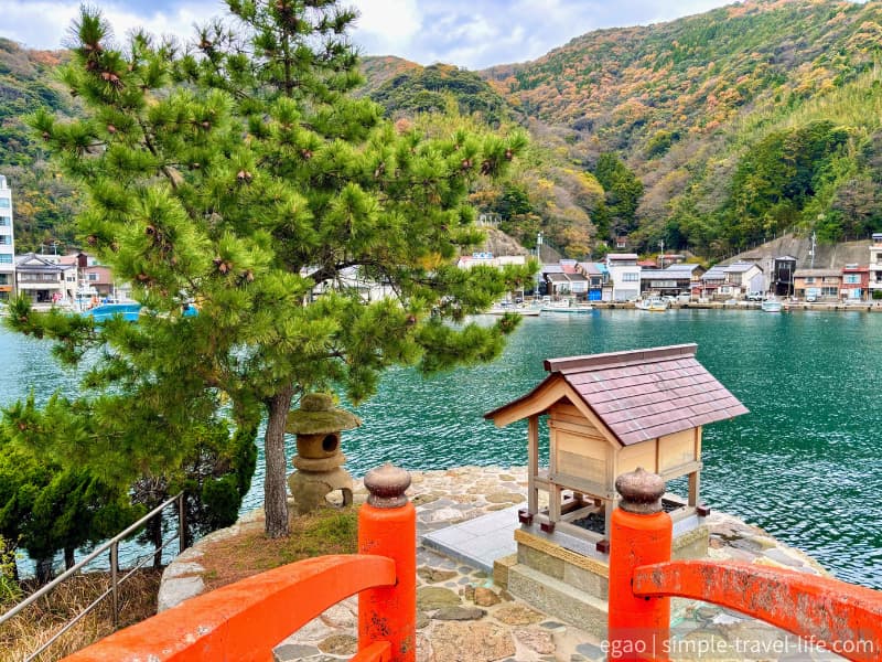 朱塗りの浮島橋を渡った弁天島に祀られている、美保神社の境外末社の和田津見社・筑紫社