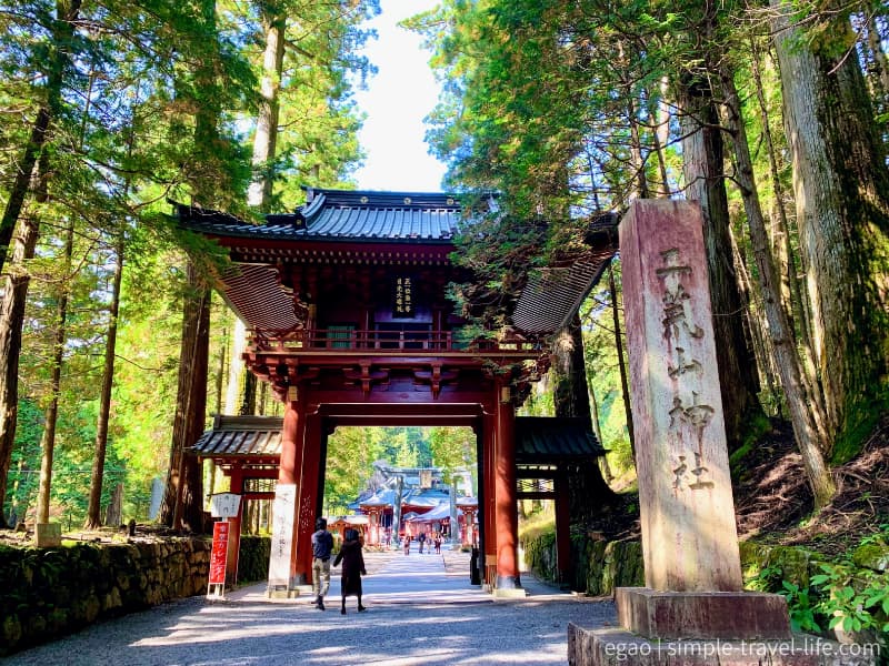 神聖な空気に包まれた二荒山神社の参道