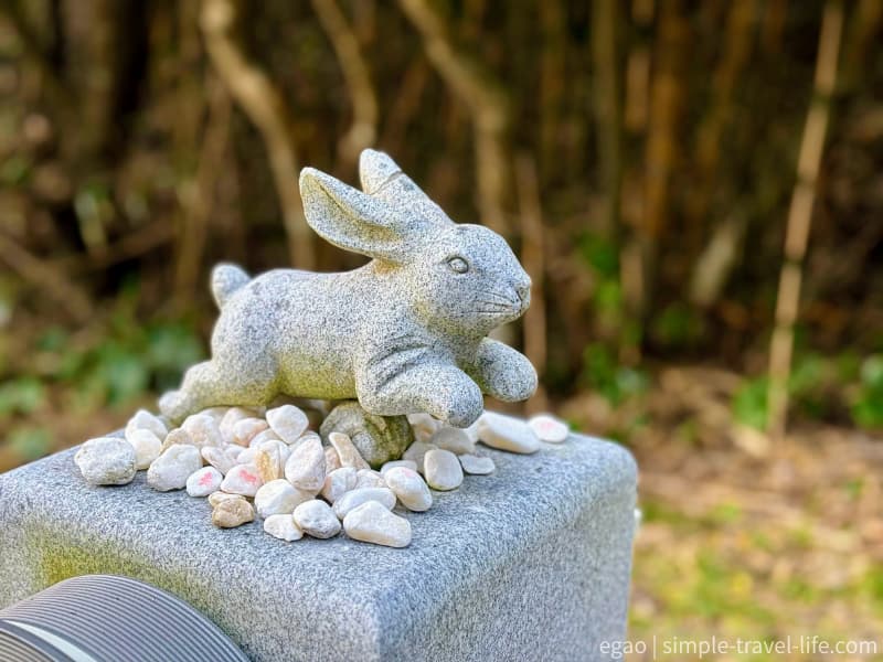 境内のあちこちに、たくさんのウサギの石像