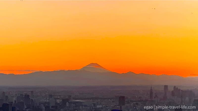 天候に恵まれてスカイツリーから見えた夕焼けの中に浮かぶ富士山