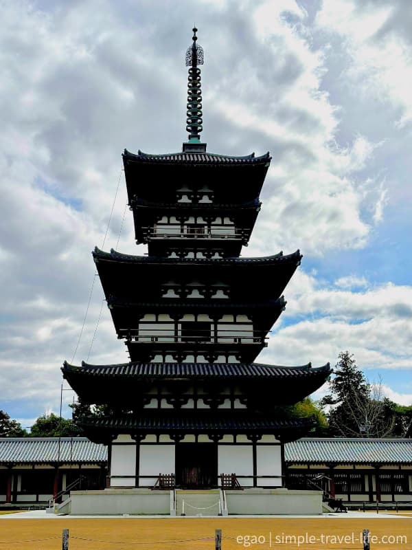 奈良市西ノ京にある世界遺産 薬師寺の三重塔 東塔