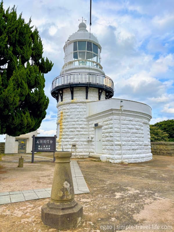 地蔵崎に建つ美保関灯台の様子