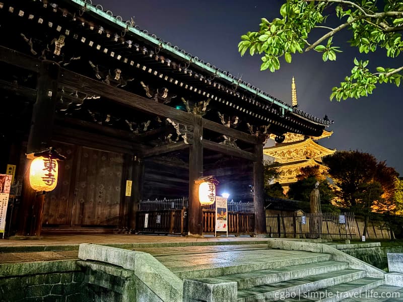 黄金色に輝く東寺の五重塔