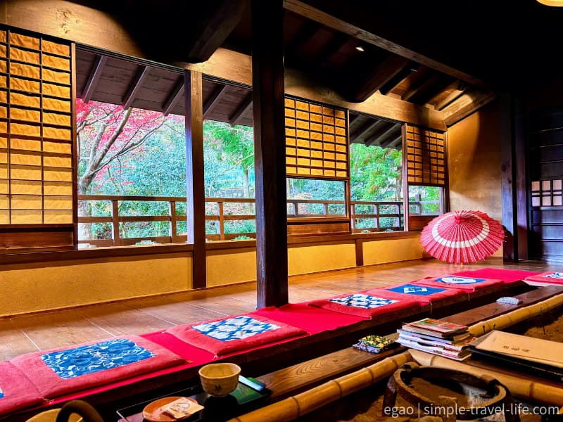 鞍馬川に面した風情たっぷりの「河鹿荘」の内部の様子