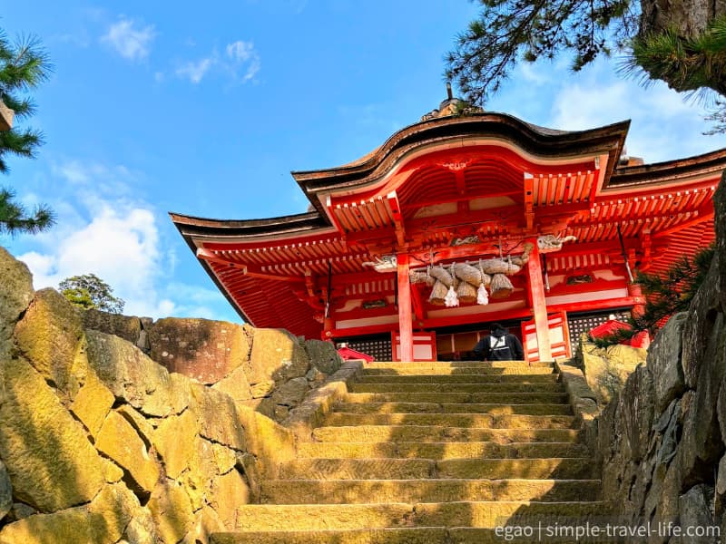 石段の上には朱塗りの美しい上の宮（神の宮）
