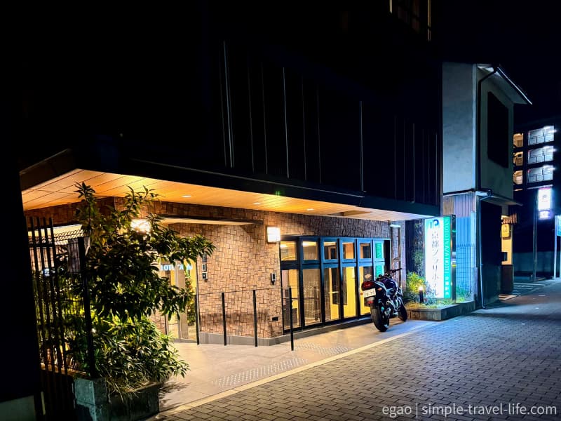 九条通りに面したホテルの外観