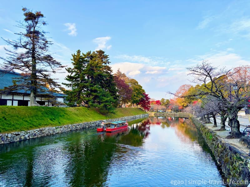 紅葉のお堀を遊覧する彦根城屋形船