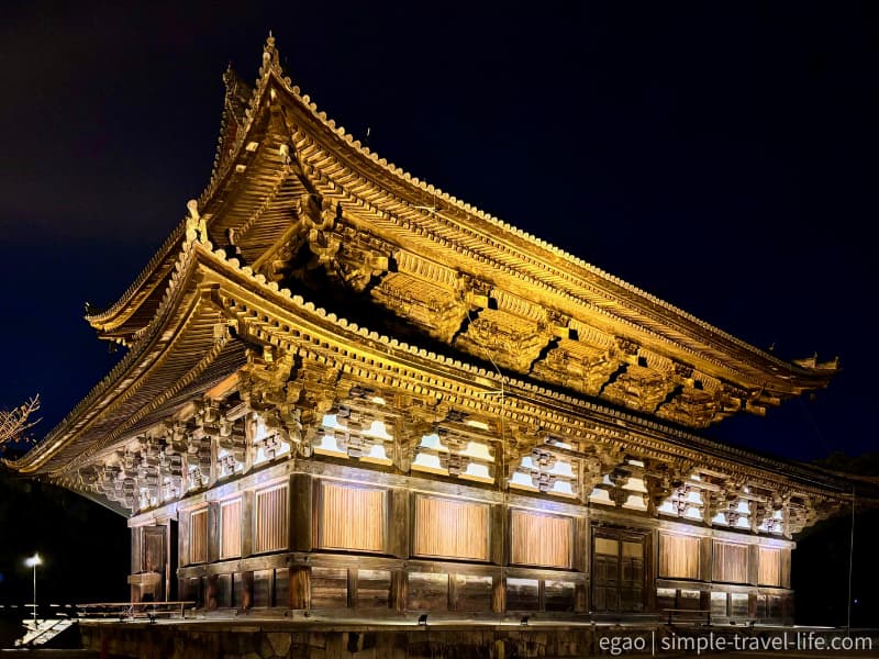 ライトアップに輝く金堂の外観